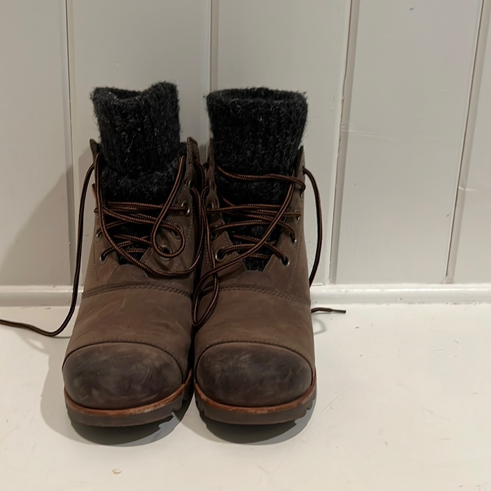 Womens Sorel brand winter causal boots